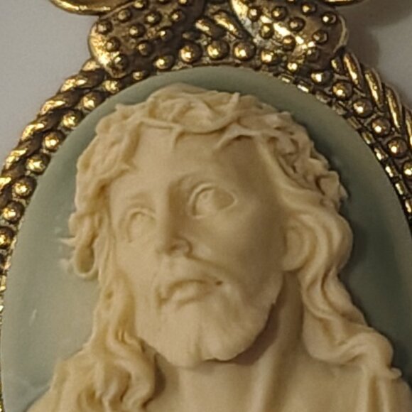 Jesus Christ Cameo Brooch Pendant Religious Pin Cream Frosted Green Gold Tone - Picture 5 of 6